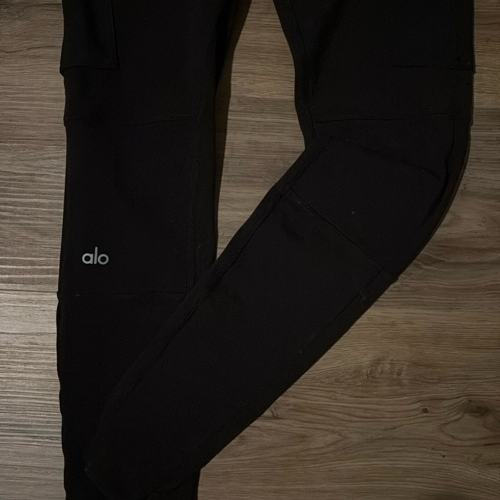 ALO High-Waisted Leggings - Picture 8 of 9